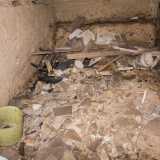 Subito dinanzi a noi si presenta una piccola discarica: distinguiamo un pneumatico, detriti di pietra, una sedia, un secchio di vernice e assi di legno
